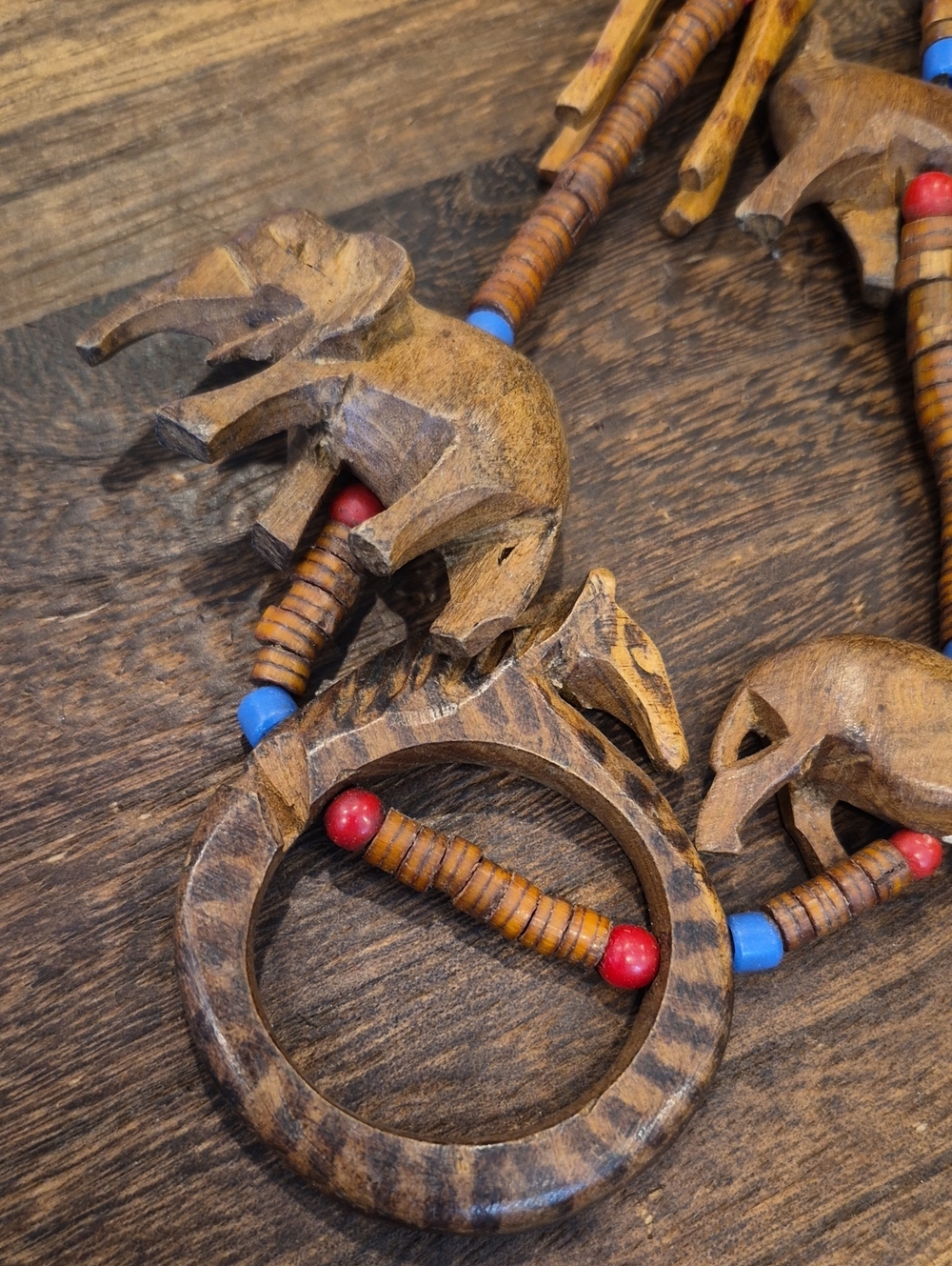 Vtg Wooden Safari Animals Beaded Necklace, Elephant, Giraffe, Wild Boar, & Rhino - Picture 4 of 15